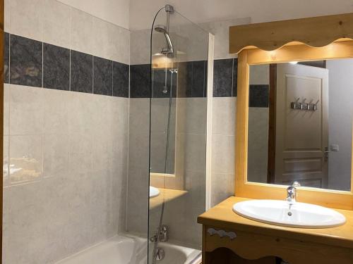 une salle de bain avec un lavabo et une douche dans l'établissement Résidence Les Hauts De Preclaux - Spacieux 3 pièces et vue imprenable sur les pistes MAE-8231, aux Orres