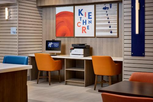 Televisyen dan/atau pusat hiburan di Holiday Inn Express & Suites Kitchener Southeast by IHG