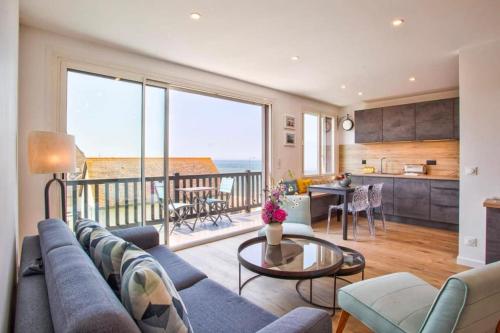 un salon avec un canapé et une table dans l'établissement Les Forges-F2 front de mer-4 pers, wifi & parking, à Blonville-sur-Mer