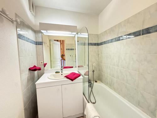 une salle de bain avec un lavabo et une baignoire dans l'établissement Chalets Jardin Alpin - Chalet Alpin - 8 personnes MAE-9111, à La Salle Les Alpes