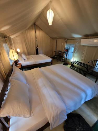 Trickling Stream Campsiteにあるベッド