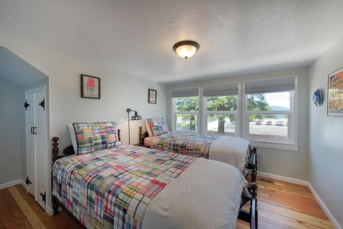 Un dormitorio con dos camas y una ventana. en Park Street Cottage by Casago McCall - Donerightmanagement, en McCall
