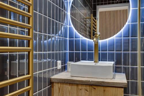 un baño con lavabo y espejo en Au 6ème ciel Tignes 2100m - Vue Lac & Montagnes - Proche pistes - 2 adultes et 2 enfants, en Tignes