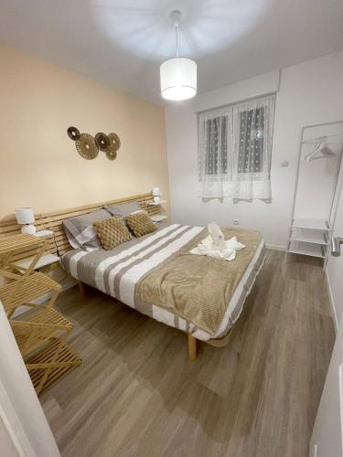 une chambre avec un grand lit dans une pièce dans l'établissement Maison Les Coquelicots - Wifi, Calme, Parking privé, à Hem-Lenglet