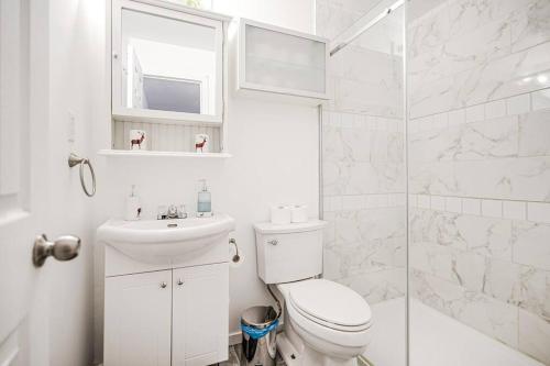 Ένα μπάνιο στο Charmant appartement de 2 chambres à Griffintown