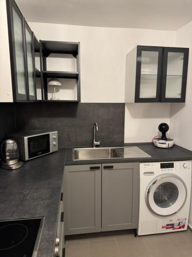 a kitchen with a sink and a washing machine at Traumhafte Nächte, unvergesslich in Chemnitz