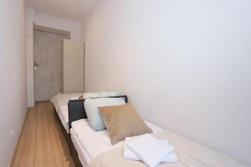 Una cama o camas en una habitación de Pokoje z widokiem na wieże