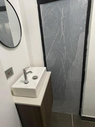 a bathroom with a sink and a shower with a mirror at Espectacular Casa de Verano in Carmen de Apicalá