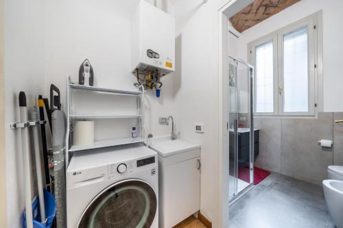 a laundry room with a washer and dryer at Martin's Home - Spacious 60 sqm apartment in Modena historic center ideal for families and business stays in Modena