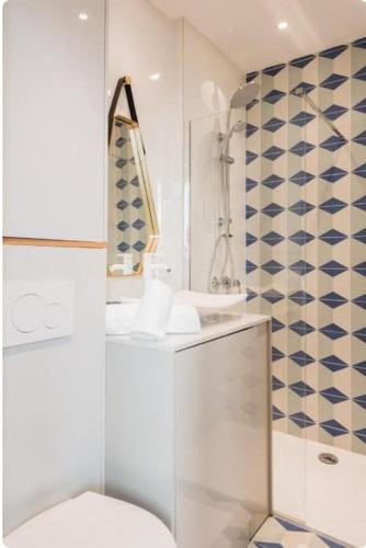 une salle de bain blanche avec toilettes et douche dans l'établissement Bancel- Jean Macé, à Lyon