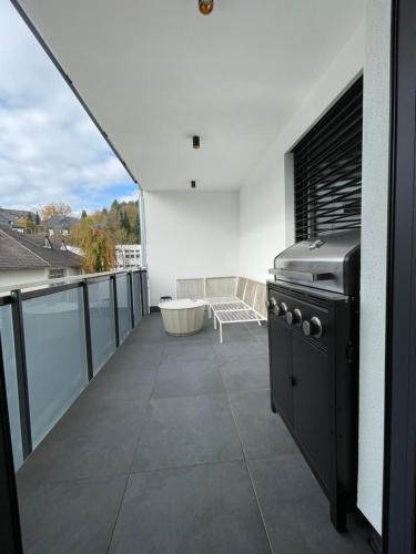 アッテンドルンにあるNeubau-Appartements in Attendornの家のバルコニーにキッチン(バスタブ付)