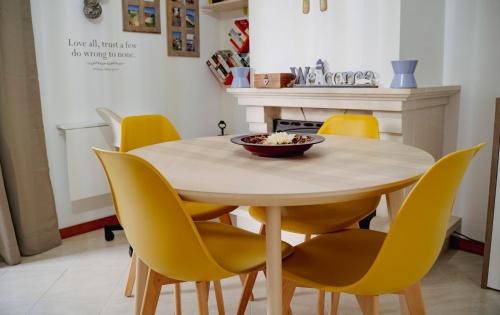 een eettafel met gele stoelen eromheen bij Wonderful Apartment in Ferragudo 2Double Beds near Beaches and Golf in Ferragudo