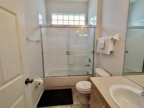 Bilik mandi di Magical Home with private pool and close to parks