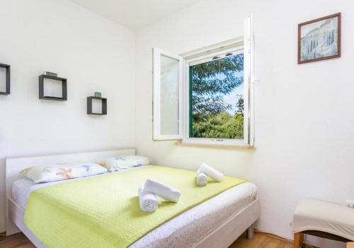 ein Schlafzimmer mit einem Bett und einem Fenster in der Unterkunft HOLIDAY HOUSE Ose in Mirce