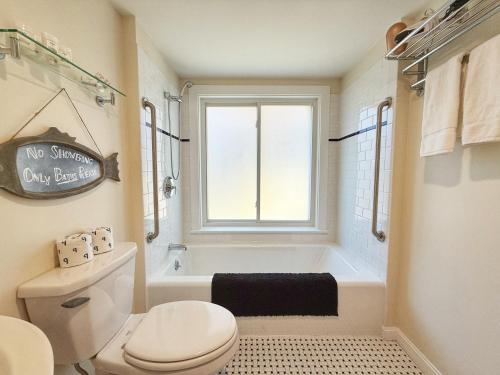Un baño de Tranquil Oasis With Firepit