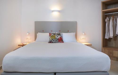 Una cama o camas en una habitación de Aperanto Suites