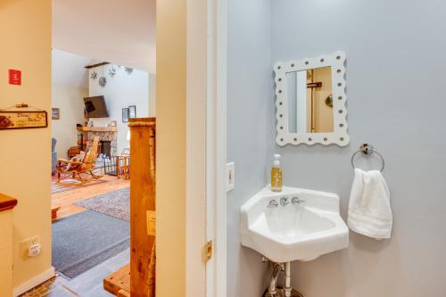 un baño con lavabo y espejo en Cozy Bretton Woods Ski-InandSki-Out Condo with Deck!, en Carroll