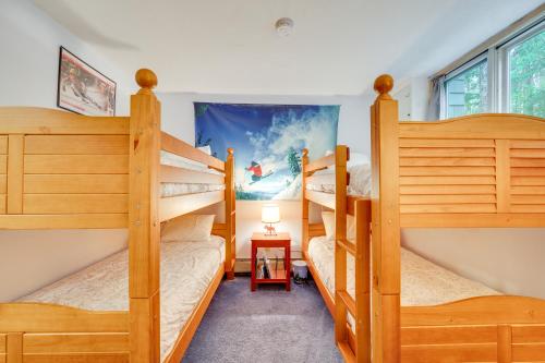 un trío de literas en una habitación con ventana en Cozy Bretton Woods Ski-InandSki-Out Condo with Deck!, en Carroll