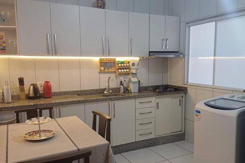 Dapur atau dapur kecil di Apartamento de Praia - São Francisco do Sul