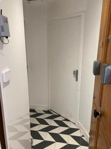 - un couloir avec un sol en damier noir et blanc dans l'établissement Jean Macé - Bancel, à Lyon