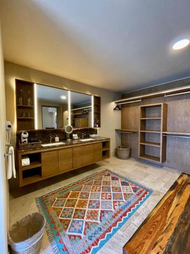 a large bathroom with a large rug on the floor at Viñedos Santa Catalina in San Miguel de Allende