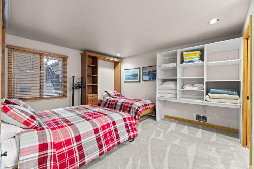 una camera con 2 letti e un frigorifero di New! Beach Cruzen - Crystal Beach - Lakefront - Beach - Seasonal Pool a McCall