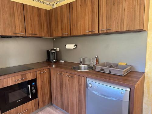 Η κουζίνα ή μικρή κουζίνα στο cosy appt 6 beds dans residence MMV