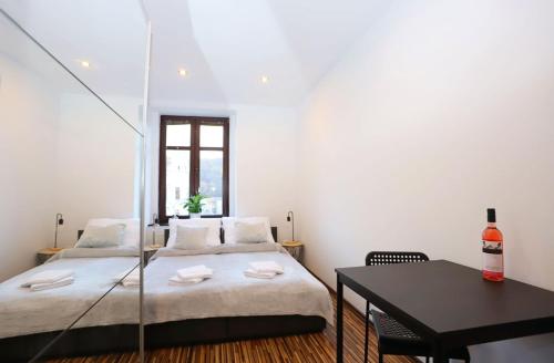 Una cama o camas en una habitación de Pokoje z widokiem na wieże