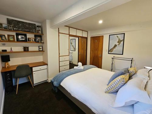 Ένα ή περισσότερα κρεβάτια σε δωμάτιο στο Private Getaway for 2 Surrounded by Native Bush