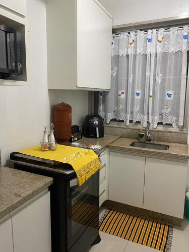 Dapur atau dapur kecil di Quarto em apartamento