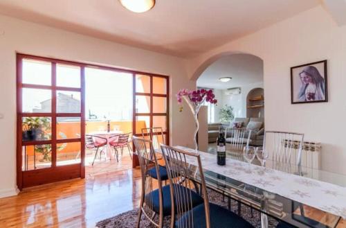 kuchnia i salon ze stołem i krzesłami w obiekcie Apartments Brane w mieście Zadar
