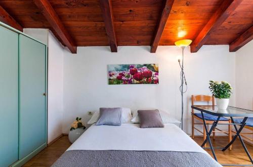sypialnia z łóżkiem i stołem w obiekcie Apartments Brane w mieście Zadar