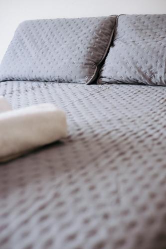 a close up of a bed with a pillow on it at Residencial Mizinho Ap2 in Florianópolis