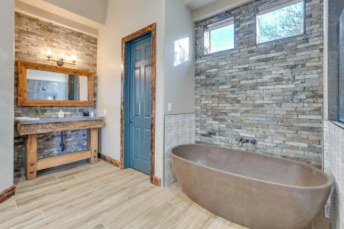 Ένα μπάνιο στο Infinity Pool Stunning Home in Cave Creek!