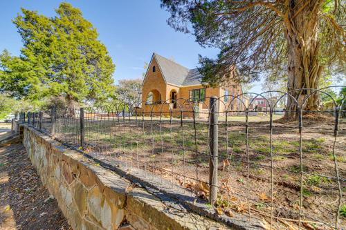 Zahrada ubytování Less Than 9 Mi to Dtwn Tulsa Lovely Home with Yard and Deck!