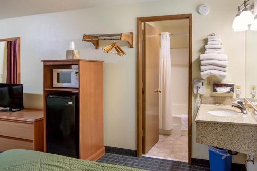 Kuchyň nebo kuchyňský kout v ubytování Super 8 by Wyndham Vancouver East