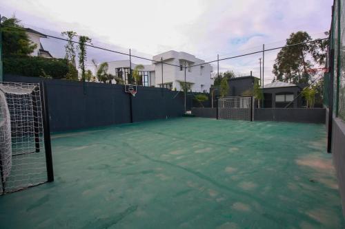 a tennis court with a net on a tennis court at Requinte House in Nogueira de Cravo