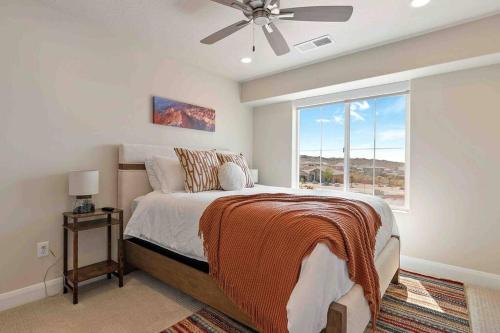 Postel nebo postele na pokoji v ubytování Desert Retreat with Fire Pit, Pool, and Hot tub