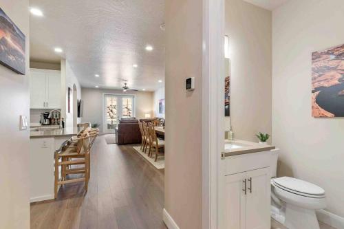 Kuchyň nebo kuchyňský kout v ubytování Desert Retreat with Fire Pit, Pool, and Hot tub