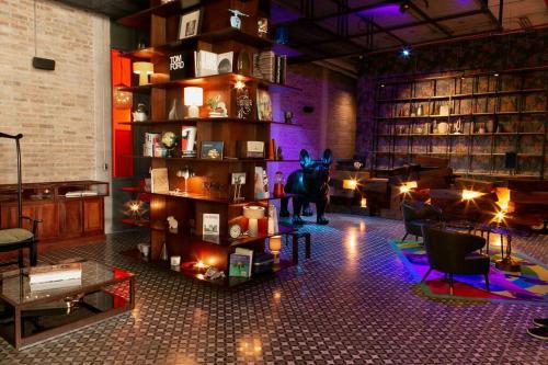 a room with a library with a statue of a dog at Escalante Executive Studio AC in San José