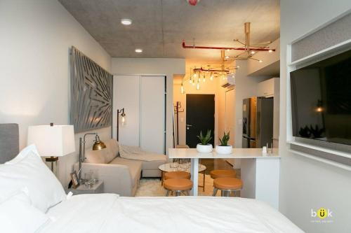 a bedroom with a bed and a living room at Escalante Executive Studio AC in San José
