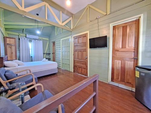 a bedroom with a bed and a tv in a room at Infiniti Hotel in Puerto Viejo