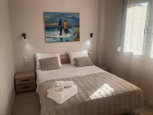 a bedroom with a bed with towels on it at The sunny apartment Αριδαια-Λουτρά Ποζαρ in Aridaia