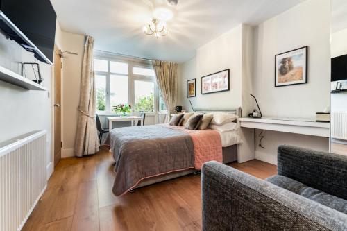 a bedroom with a bed and a living room at Modern Comfort En-Suite Room 2 in Oxford