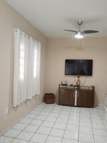 TV/trung tâm giải trí tại Casa de praia para temporada espaço inteiro Putiri ES