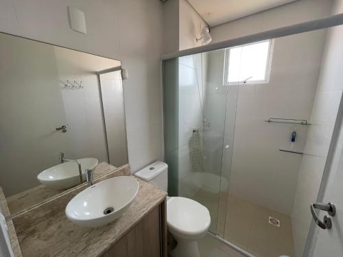ein Badezimmer mit Waschbecken, Toilette und Dusche in der Unterkunft Apto Home Club 500m Praia Piçarras 20 min Beto Carrero - ANG905C in Piçarras