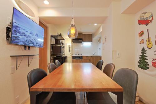 东京V.Close to Shinjuku Kabukicho/Korean Town/FrWIFI D的配有木桌椅的餐厅