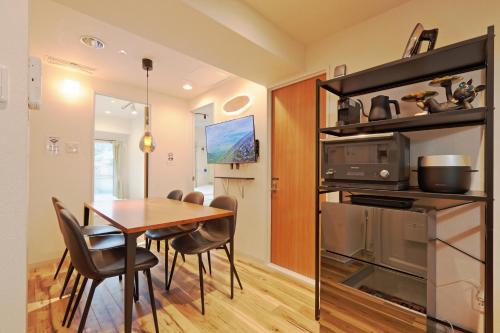 东京V.Close to Shinjuku Kabukicho/Korean Town/FrWIFI D的厨房兼餐厅，配有桌椅