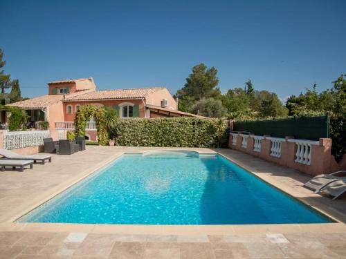 une piscine dans l'arrière-cour d'une maison dans l'établissement Villa Nycou, à Bagnols-en-Forêt