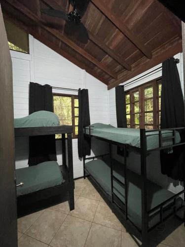 een kamer met 2 stapelbedden in een huis bij Barra Beach Club CASAS in Florianópolis